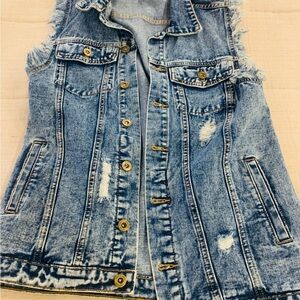 Blue Distressed Denim Jeans with Frayed Edges and Contrast Stitching